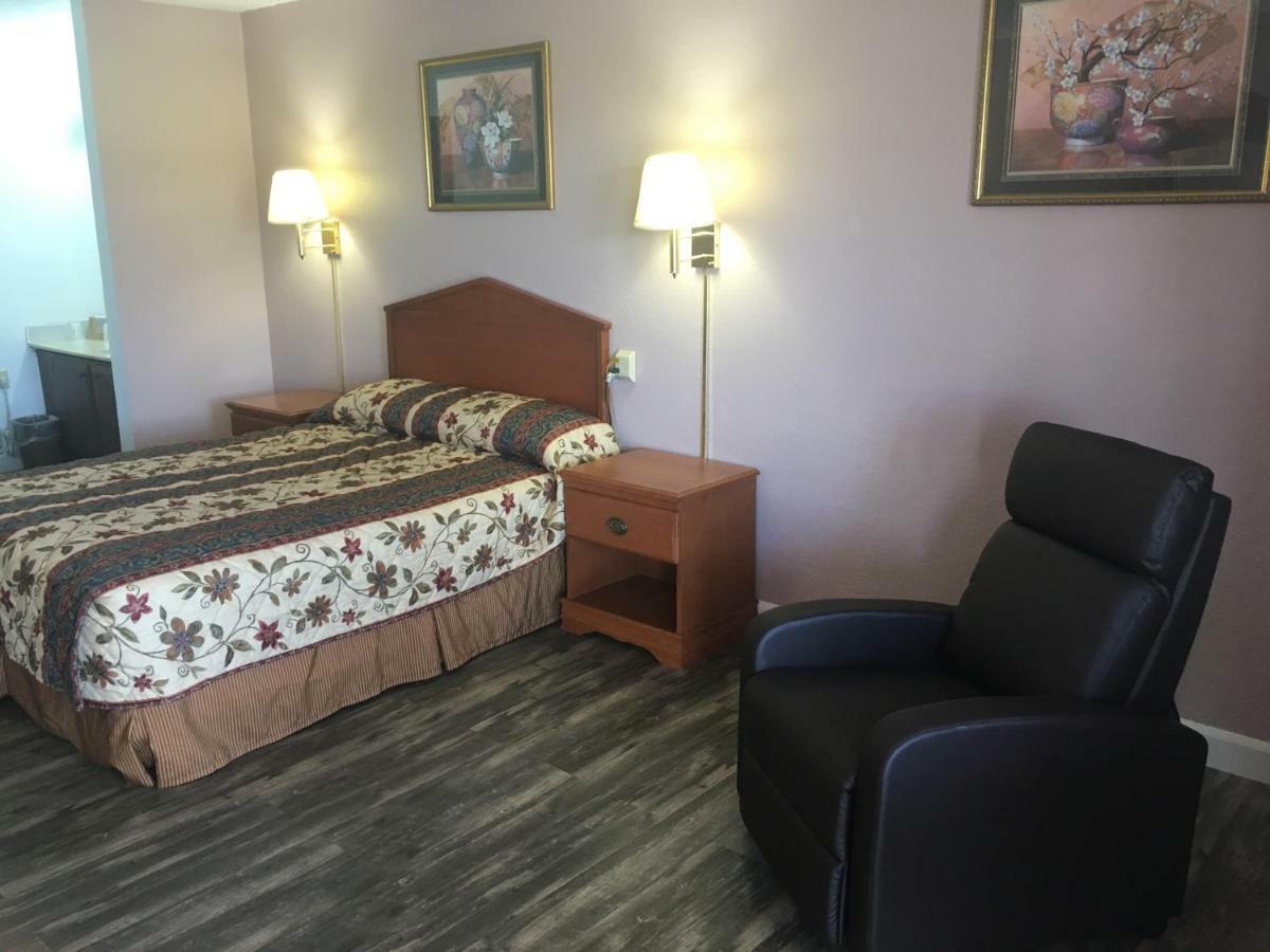 Finn'S Motel Saint James Eksteriør billede